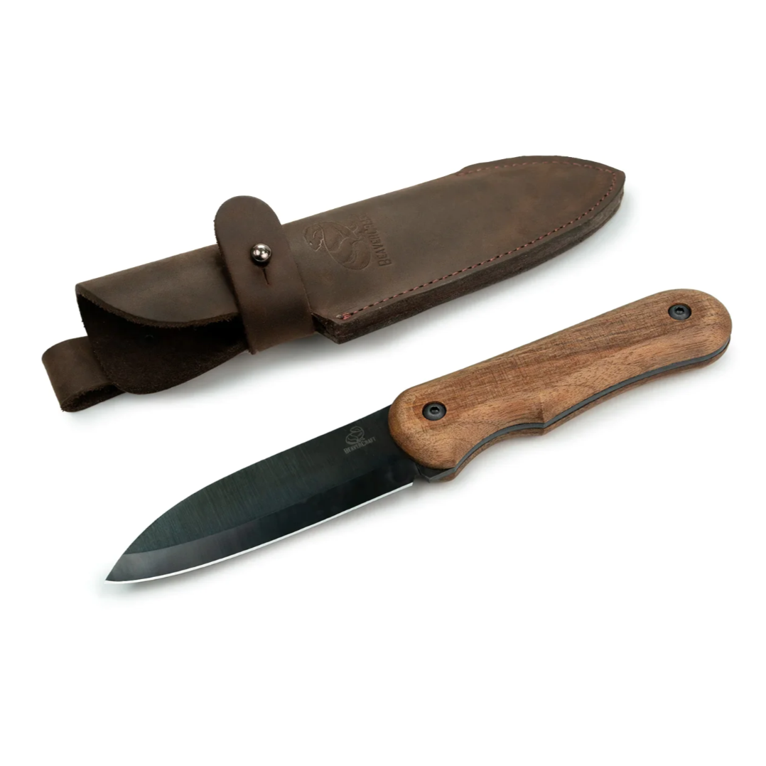 Bushcraft knife with leather sheath.